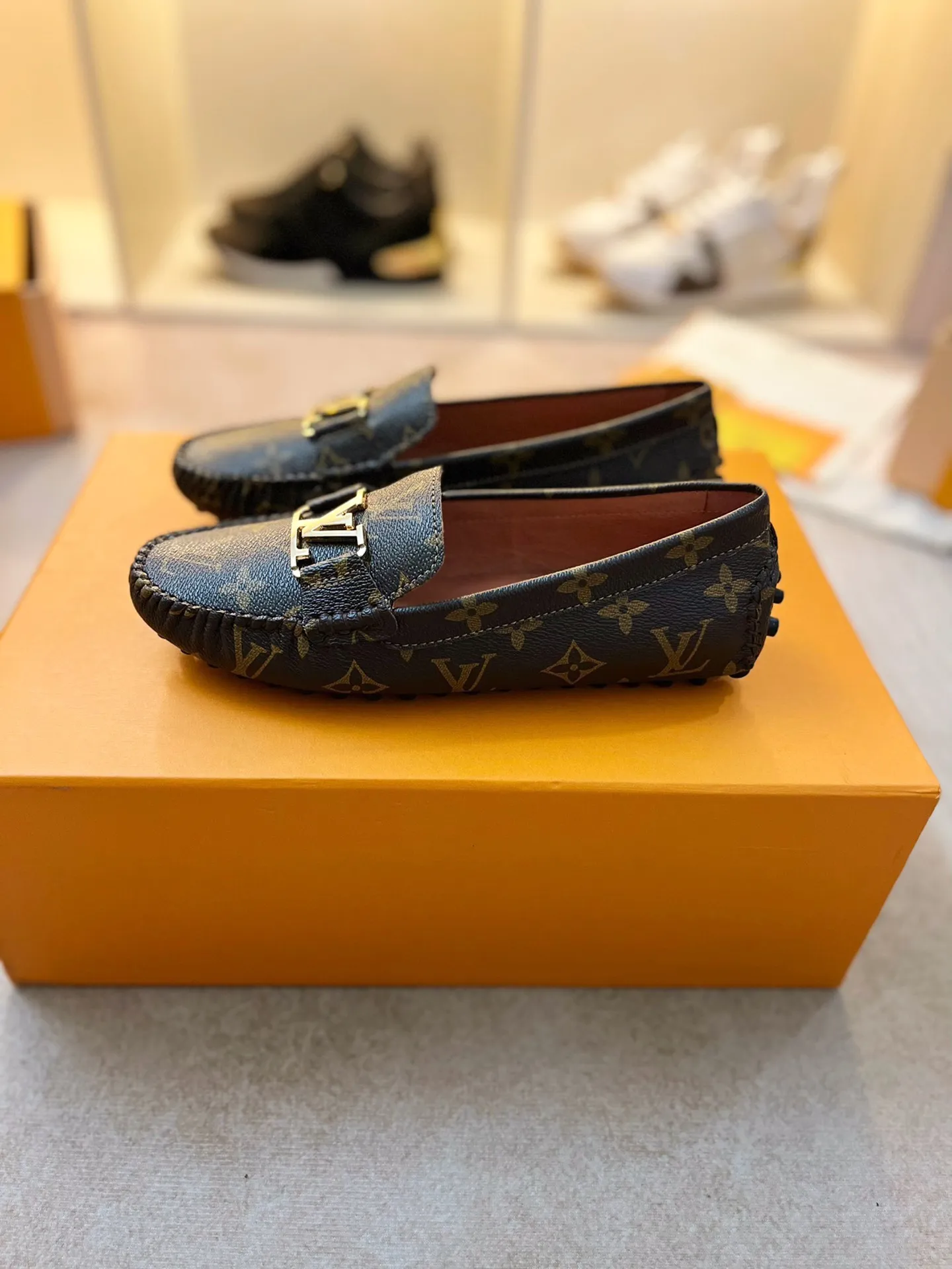 p460💰Couple model❤️🇫🇷 𝙇𝙤𝙪𝙞𝙨 𝙑𝙪𝙞𝙩𝙩𝙤𝙣 🇫🇷Louis Vuitton 2023 Classic𝓛𝓿 𝓣𝓻𝓪𝓲𝓷𝓮𝓻 Sports Series ➪➪➪¯ [Arizona Doudou Shoes Series] ▪️▪️▪️Arizona slip-on shoes are made of Monogram Eclipse canvas. Its hand-painted and dyed edges and hand-sewn uppers fully demonstrate Louis Vuitton's traditional shoemaking craftsmanship. This slip-on shoe is very lightweight. The integrated tongue and upper make it particularly comfortable and flexible. The soft outsole is equipped with rubber padding. Decorated with matching sash. Detailed features: ☑️Monogram Eclipse canvas ☑️Black Eclipse pattern ☑️Hand-painted shoe edges ☑️Hand-sewn uppers (each pair takes time to process) ☑️Integrated tongue and upper construction ☑️Outsole equipped with rubber lining ☑️size: 35_46